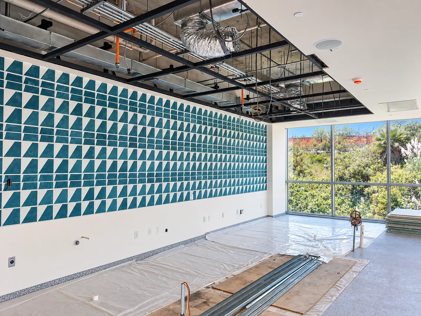 Interior con diseño de tablaroca y acabados